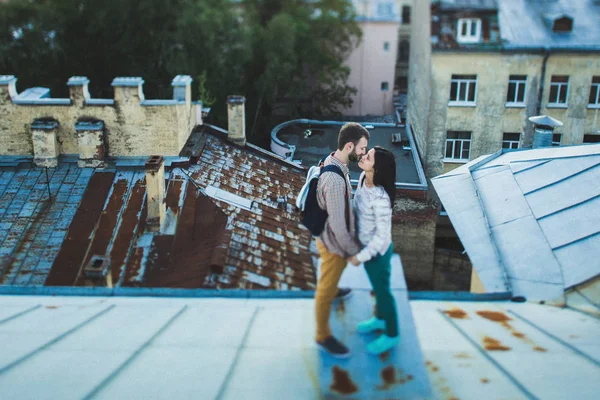 Casal andando em telhados — Fotografia de Stock