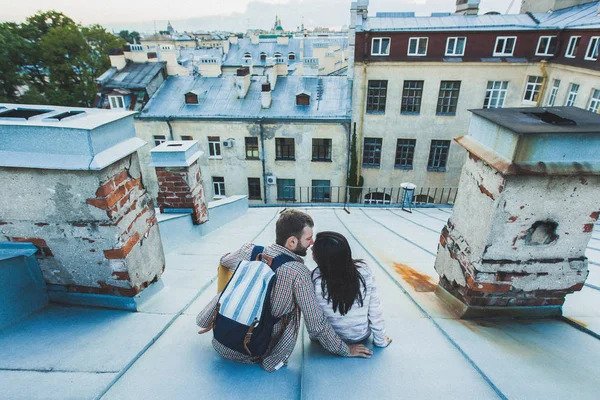 Casal sentado no telhado — Fotografia de Stock