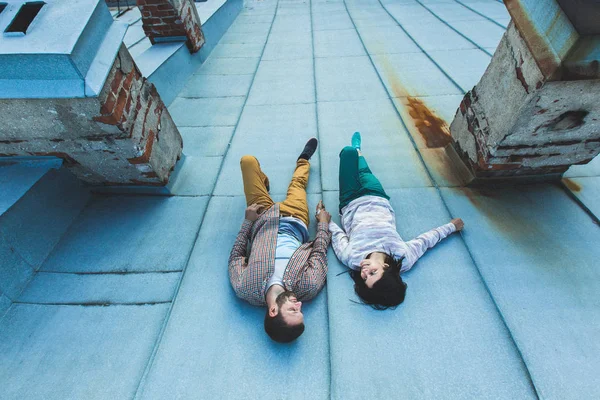 Couple lying on roof — Stock Photo, Image