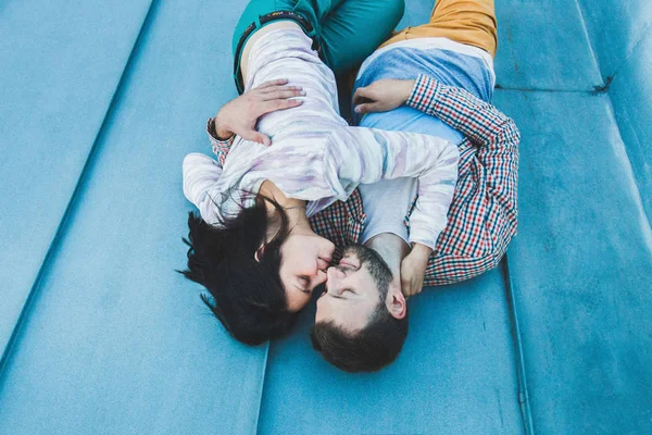 Hipster couple lying on roof — Stock Photo, Image