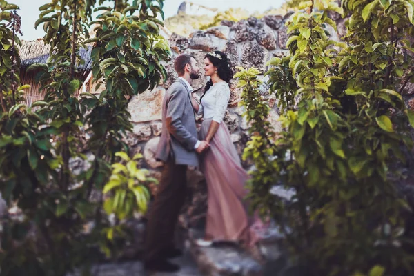 Noivo beijando noiva — Fotografia de Stock