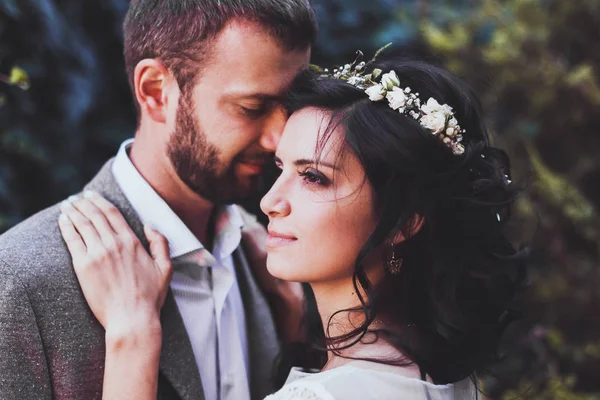 Retrato de pareja besándose —  Fotos de Stock