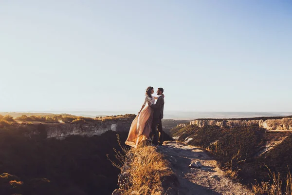 Noiva e noivo andando nas montanhas — Fotografia de Stock