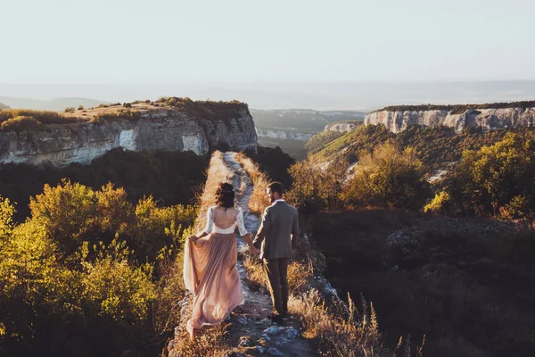 Sposa e sposo a piedi in montagna — Foto Stock