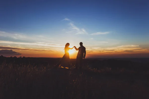 Birbirini seven çiftlerin silueti.