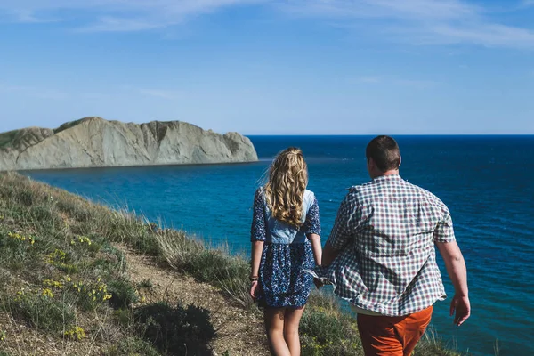 Pareja caminando outroors por mar — Foto de Stock