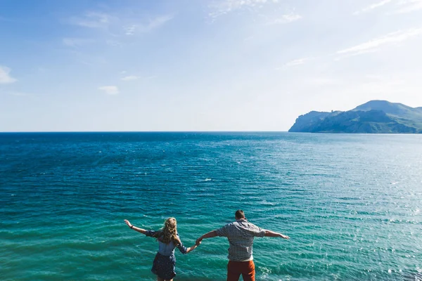 Pareja disfrutando de la libertad de la naturaleza — Foto de Stock