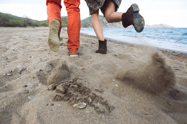 소년과 소녀가 해변에서 실행 — 스톡 사진