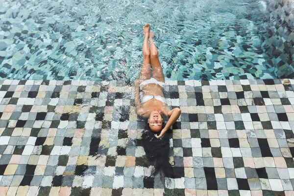 Donna in piscina — Foto Stock