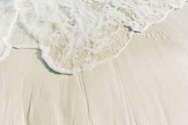 Kristal berraklığında su ile beyaz kum doku. 