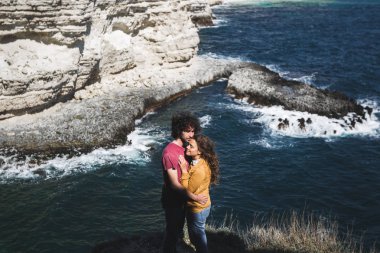 Kıvırcık saçlı sarılma ile Çift 