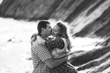 Genç güzel çift birlikte denize yakın. 