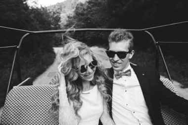 Açık arabada genç mutlu coupe 