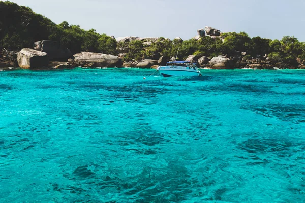 Baía do mar com água de esmeralda clara — Fotografia de Stock