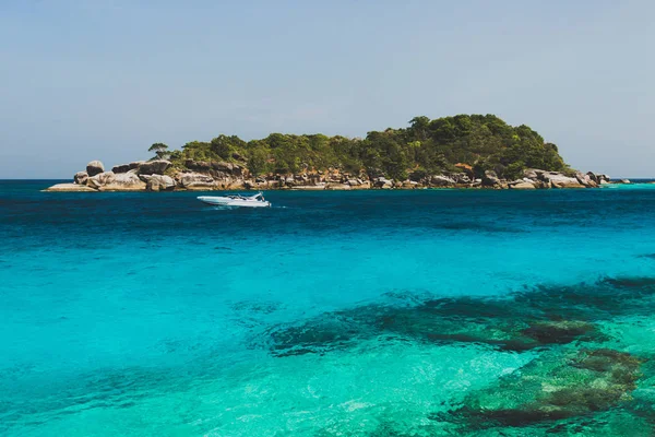 Baía do mar com água de esmeralda clara . — Fotografia de Stock