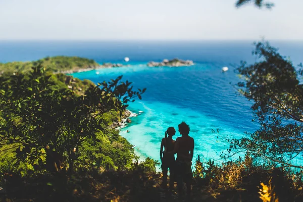 Любляча пара відпочиває на тропічному острові — стокове фото