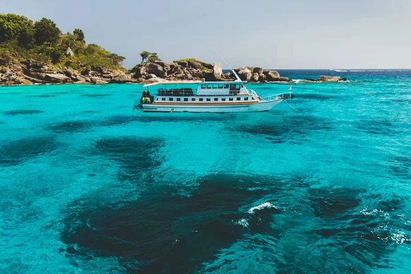 Туристичний човен біля берега острова — стокове фото