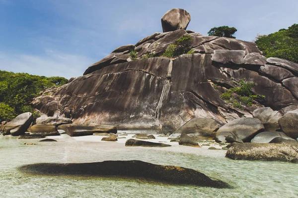 Costa rochosa da ilha paradisíaca — Fotografia de Stock