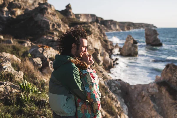 Jovem casal apaixonado ao pôr do sol — Fotografia de Stock