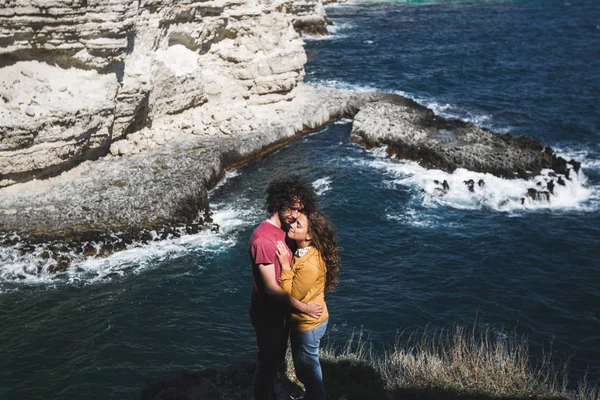 Casal com cabelo encaracolado abraçando — Fotografia de Stock