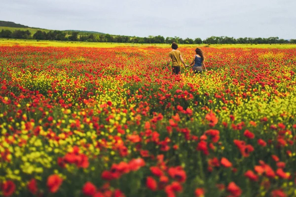 Giovane coppia felice — Foto Stock