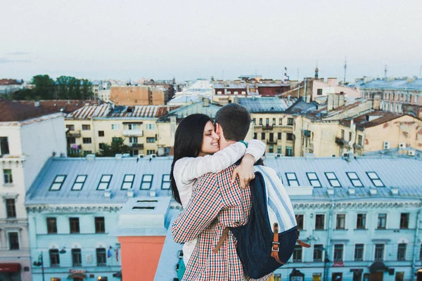 Молодая счастливая пара обнимается на крыше — стоковое фото