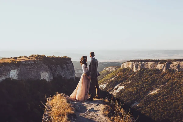 Sposa e sposo a piedi in montagna — Foto Stock