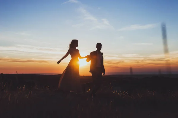 Silhouette de couple amoureux dans les rayons du soleil — Photo