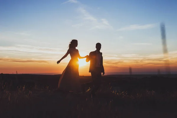 Silhouette eines verliebten Paares in Sonnenstrahlen — Stockfoto