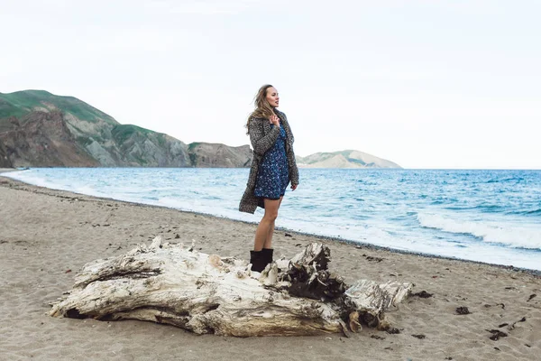 Ritratto di donna in cardigan grigio lavorato a maglia — Foto Stock