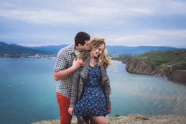 Couple on edge of cliff with incredible sea — Stock Photo, Image