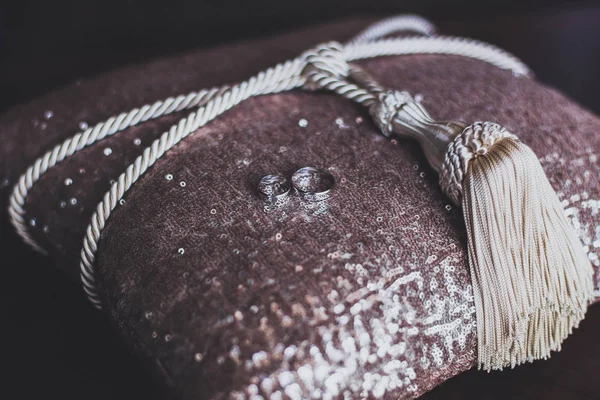 Обручальные кольца на подушке ручной работы — стоковое фото