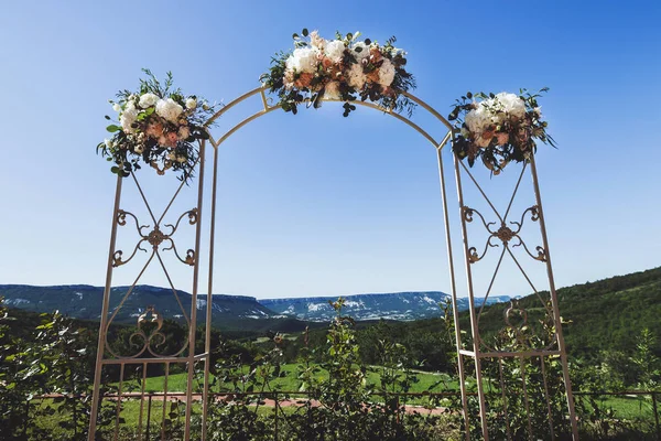 Bela cerimônia de casamento decorado ao ar livre — Fotografia de Stock