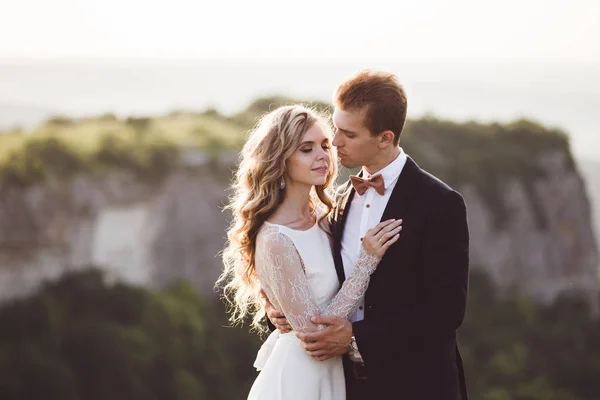 Novia y novio bonito retrato al aire libre —  Fotos de Stock