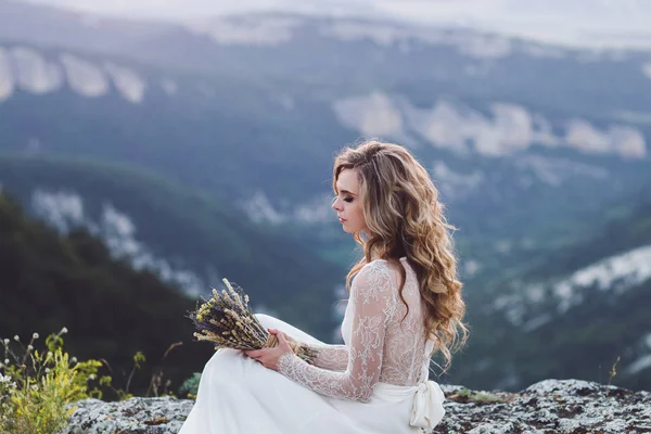 山の背景上の女性 — ストック写真
