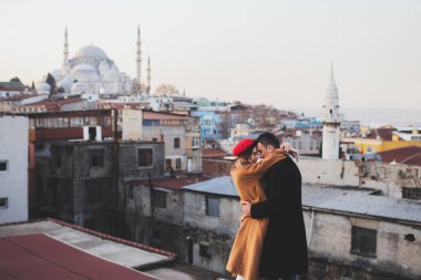Çatıda aşık Çift 