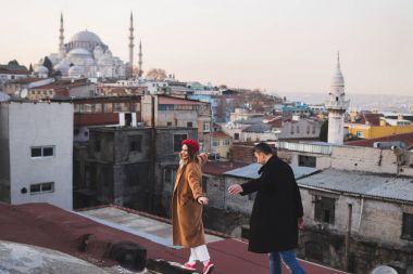 Çatıda yürümek çift 