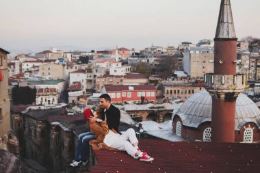 Çatıda oturan aşık Çift 
