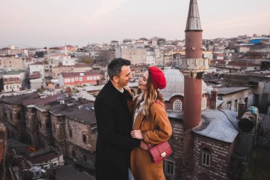 Çatıda sarılma aşık Çift