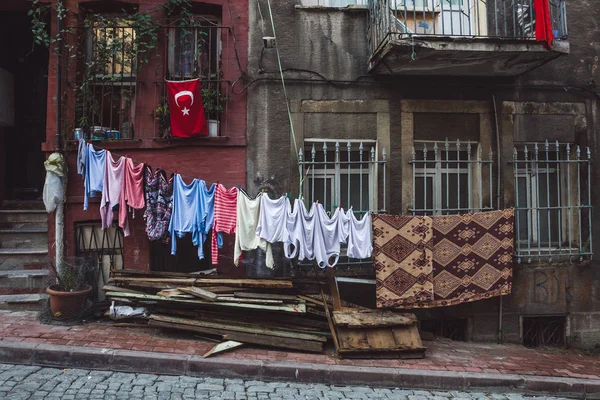 Asciugatura lavanderia in strada — Foto Stock