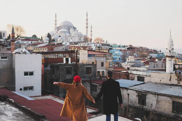 Влюбленная пара, гуляющая по крыше — стоковое фото
