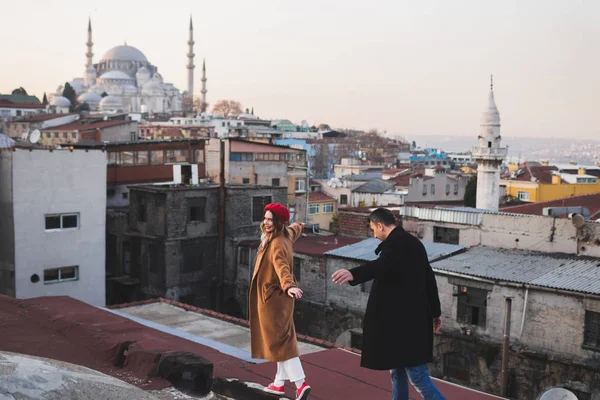 Paar lopen op het dak — Stockfoto