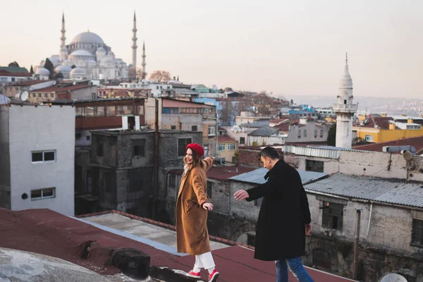 Couple walking on the roof — Stock Photo, Image