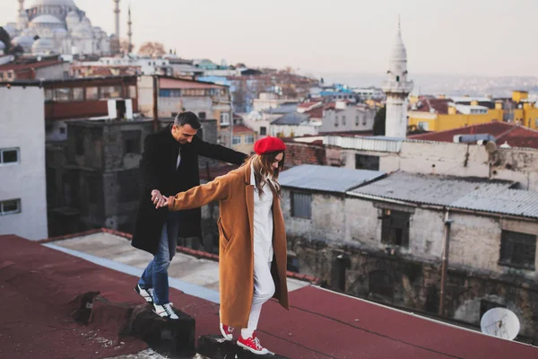 Couple walking on the roof — Stock Photo, Image