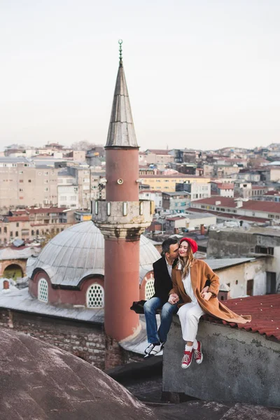 Casal apaixonado sentado no telhado — Fotografia de Stock