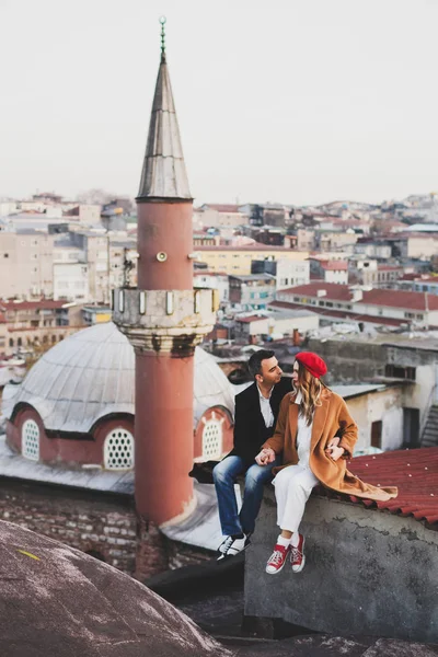 Пара влюбленных сидящих на крыше — стоковое фото