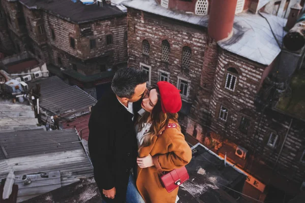 Paar verliefd knuffelen — Stockfoto