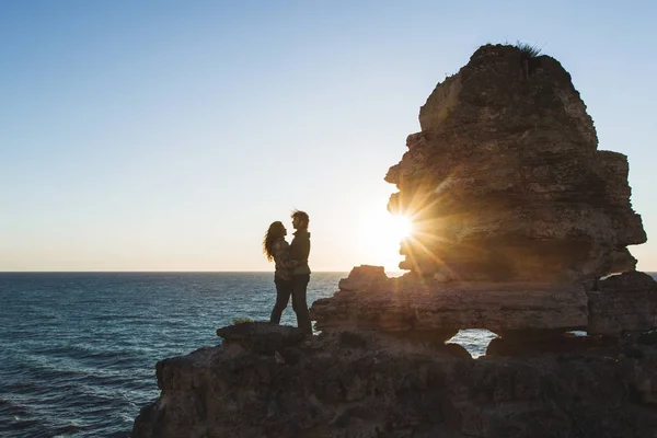 Par som står på kanten av klippa — Stockfoto