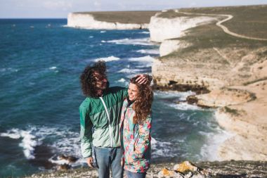 Copuple kıyı boyunca yürüyüş