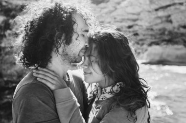 Güzel çift güneş ışığında eğleniyor. 